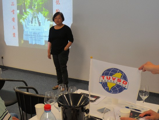 德南台灣廠商聯誼會於103年6月14日假駐慕尼黑辦事處舉辦[紅酒品嚐說明會],鄭兆元處長夫婦出席本項活動!