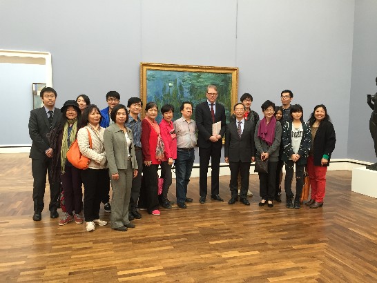 參訪人員於展覽室莫內畫前合影