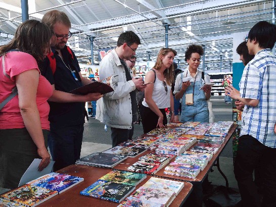 Vistors ambitiously asked information about Lin's works