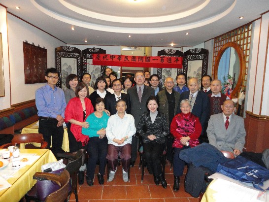 陳代表夫婦元旦餐會與會僑胞合影