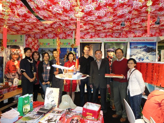 陳代表與展場工作人員合影