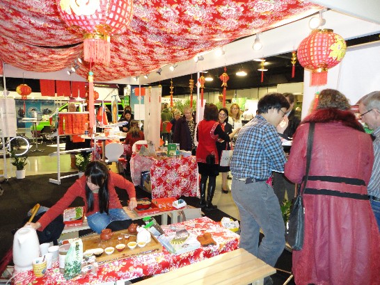 本處展場備有台灣茗茶供參觀民眾品嘗，反應熱烈