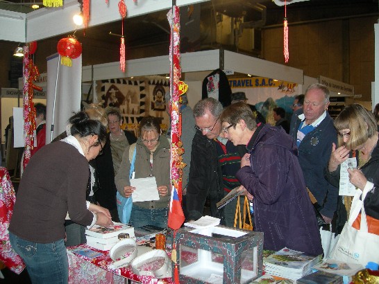 丹麥民眾紛紛上前詢問有關台灣的旅遊文化