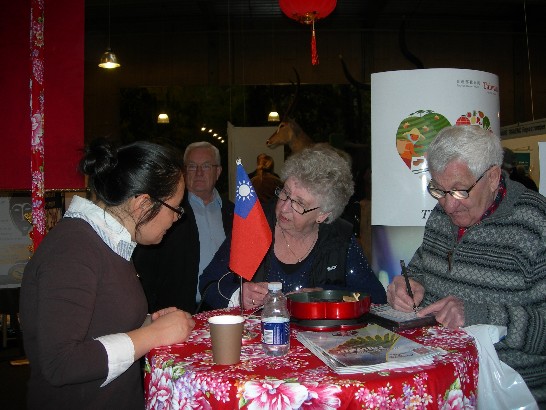 志工幫忙民眾回答與台灣有關的問答遊戲