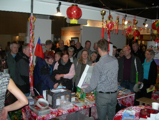 精美的獎品吸引大批民眾