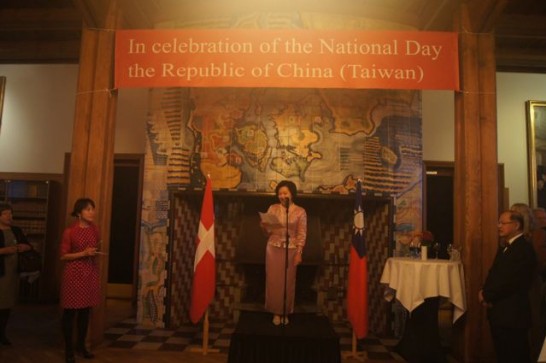 徐大使以丹文發表演說