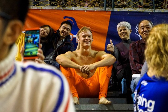 體操隊與當地民眾互動