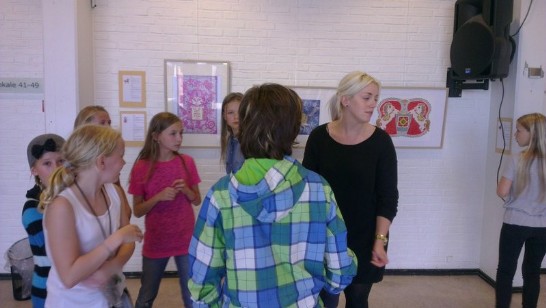 代表處假Ganløse 學校舉辦十二生肖版畫展，該校學生們十分喜愛活潑多彩的畫作，並藉此了解十二生肖的故事