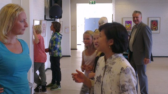 大使徐儷文向該校教師解說，促進文化交流 