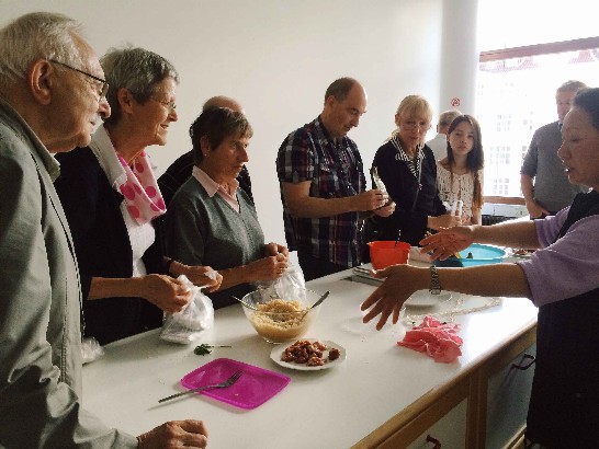 賓客們學習如何包粽子