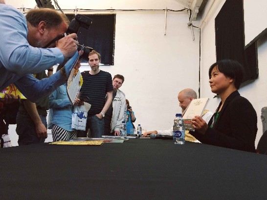 台灣漫畫家林莉菁接受當地媒體採訪