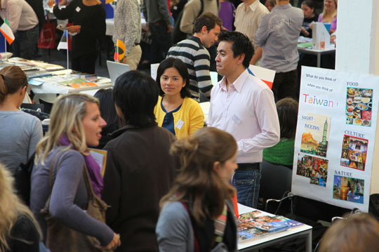 交換學生在哥本哈根商業大學國際博覽會向丹麥同學介紹母校及台灣