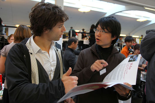 台大交換學生程奎皓在哥本哈根商業大學國際博覽會向丹麥同學介紹母校及台灣