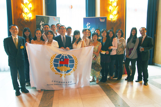 陳國璜代表,僑胞,留學生與神秘失控人聲樂團團員合影