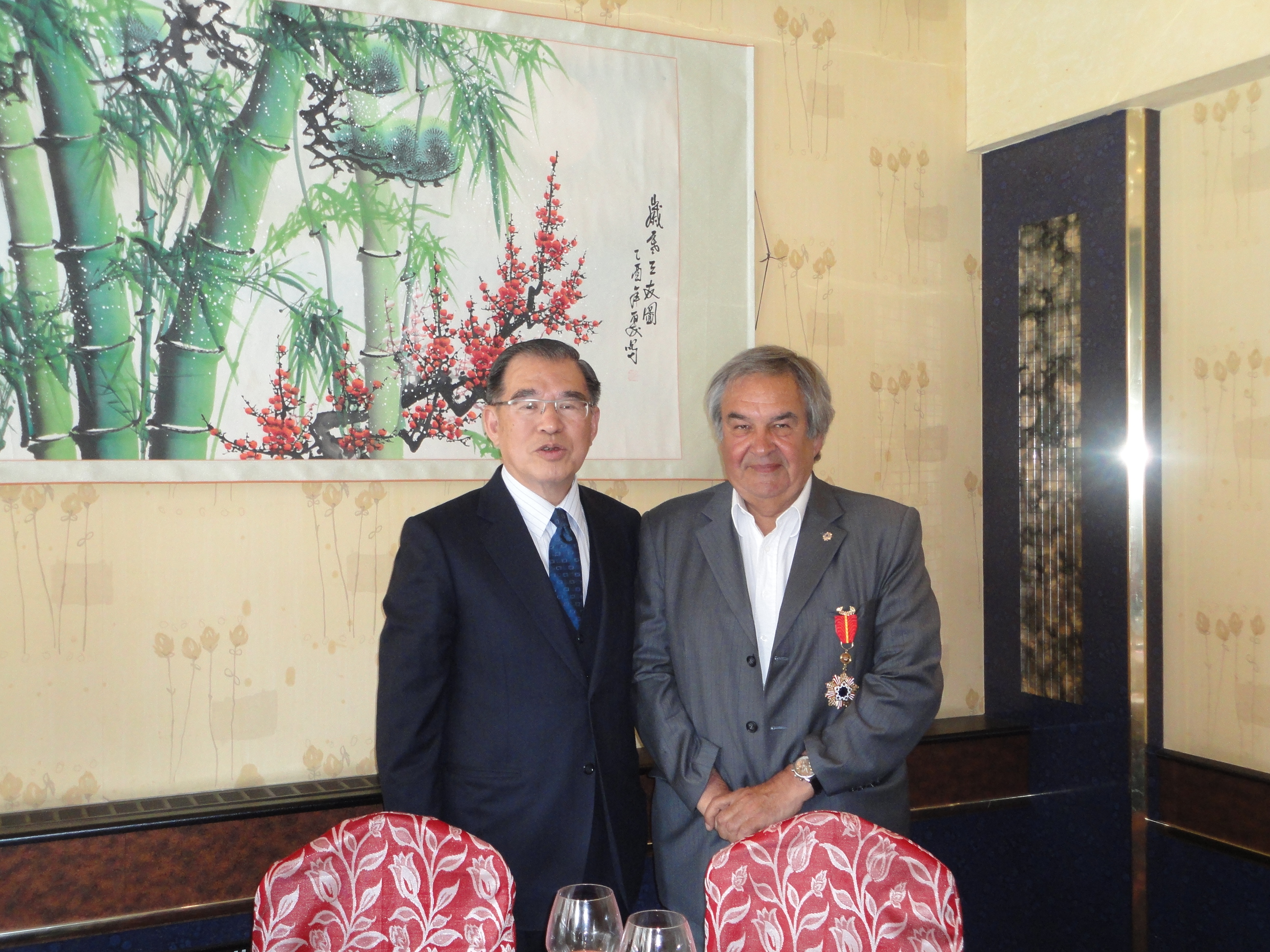 陳代表頒贈丹麥前國會議員陸丁皋獎章