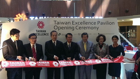  杜拜辦事處馬處長（左三）參加台灣精品展開幕及剪綵儀式