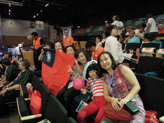 2011國際奧林匹克機器人大賽阿布達比開幕  台灣選手及老師家長合影留念