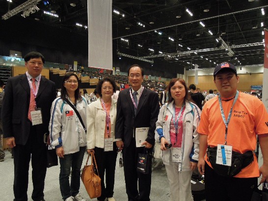 2011國際奧林匹克機器人大賽阿布達比開幕  駐杜拜辦事處張處長萬陸與恆毅國中代表隊指導老師合影