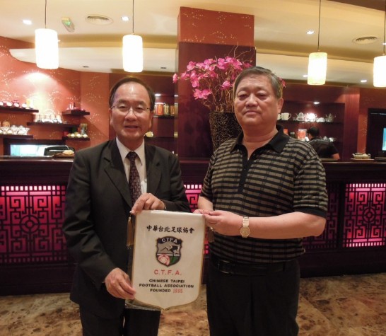 「2012年亞足聯五人制足球錦標賽決賽」  中華隊劉領隊福財頒贈錦旗予本處張處長萬陸
