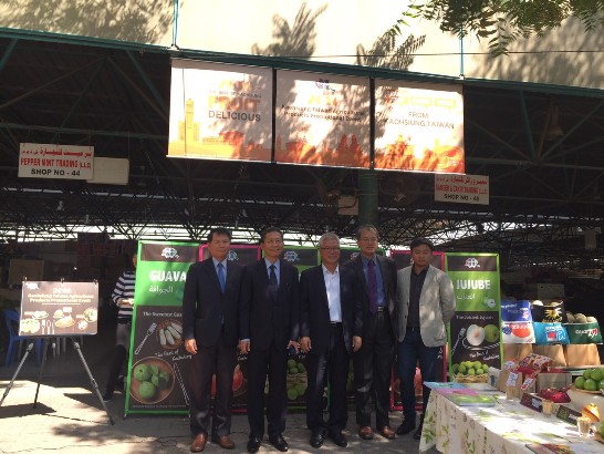 楊處長偕台貿中心張主任推銷臺灣水果。