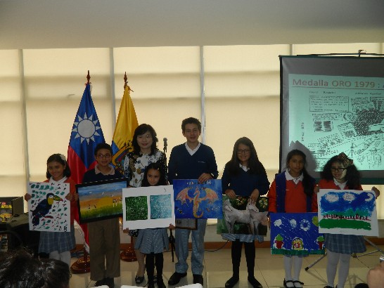 謝代表與得獎學童合影留念