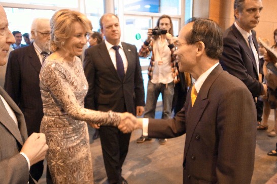 馬德里自治區主席Esperanza Aguirra向侯代表清山及「中華民國版畫學會」成員致意