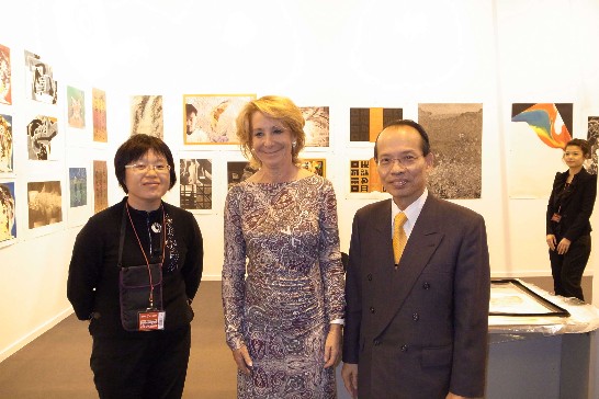 張家瑀教授帶領侯代表及A主席一同欣賞台灣版畫家畫作並合影