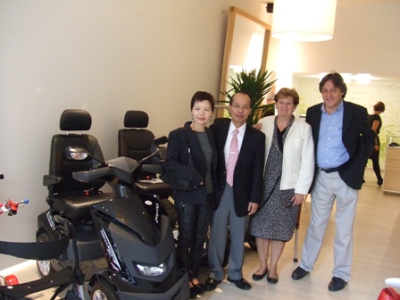 侯代表清山夫婦參觀身障人士機動車暨用品店於台灣製造之機動車前合影