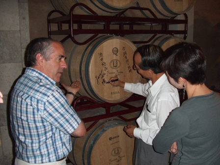 侯代表夫婦參觀酒廠