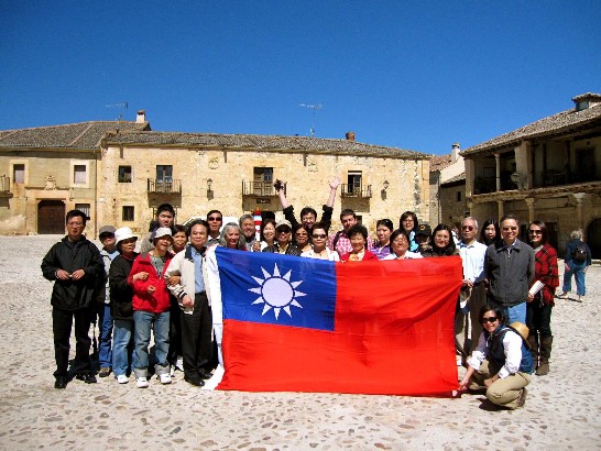 侯代表夫婦與參與婦聯會主辦母親節郊遊踏青活動僑胞於Pedraza山城主廣場合影留念。