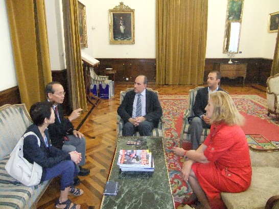 侯代表夫婦拜會巴倫西亞省省長José María Hernández。