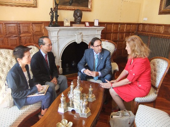 侯代表夫婦拜會巴倫西亞市市長Alfonso Polanco。