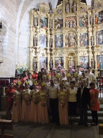 侯代表清山夫婦、A市市長Santos JORNA ESCOBERO與楓香舞蹈團團員於祭壇畫飾前合影。