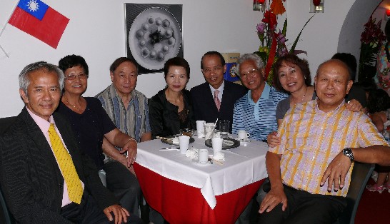 侯代表夫婦與僑胞合影留念