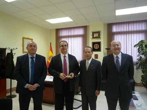 演講前拜會巴亞多利大學企業管理學院院長Dr. Jose Antonio SALVADOR(左起:亞洲研究中心主任Dr. Oscar RAMOS、S院長/ 右一:馬德里大學教授Dr. Alfonso OJEDA)