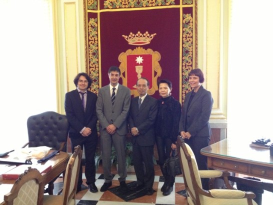 侯代表夫婦與昆卡市長、該市文化局長、卡斯提亞拉曼查大學昆卡分校國際事務協調人合影。