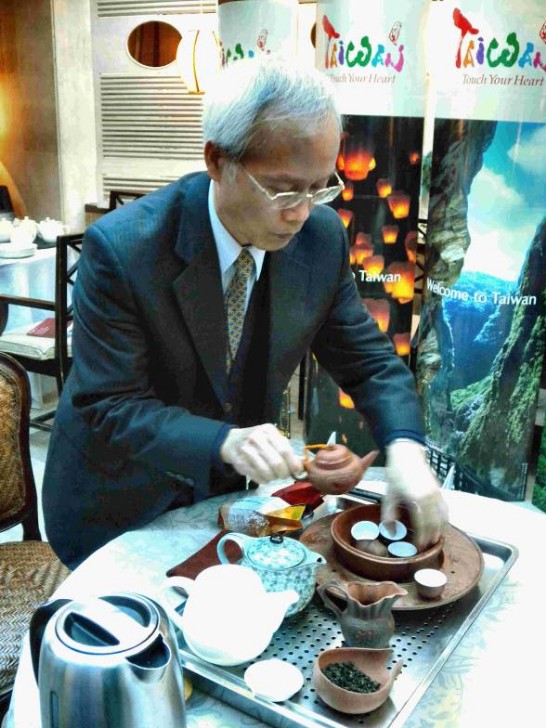 新聞組詹組長昭明為出席人士講解台灣高山烏龍茶種植環境與採收過程，成就市場上高級茶葉，並現場示範如何沏杯好茶。