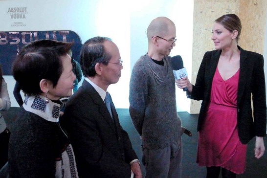 侯代表夫婦偕設計師林純升接受「2012馬德里時裝週」會展記者採訪，推展台灣服裝設計跨足國際伸展台之潛力。