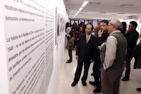 侯代表以深入淺出的方式導覽，加深與會貴賓對台灣發展歷程的瞭解。