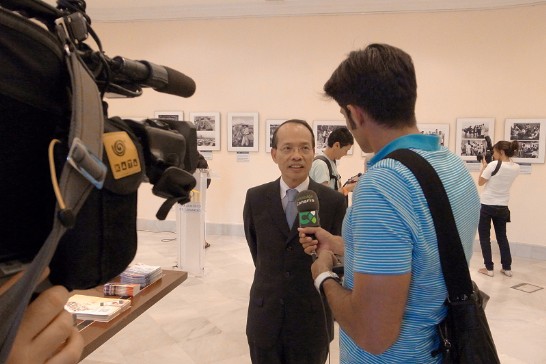 侯代表於開幕前接受加納利電視臺採訪，說明展品意義及展覽動機。