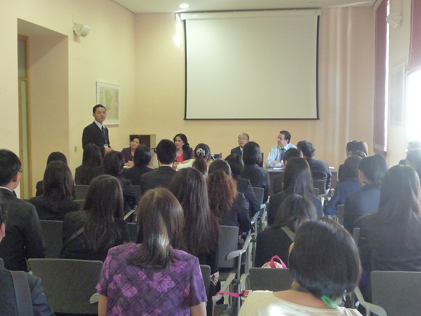 學員代表致詞向西班牙卡斯提亞拉曼恰大學副校長Fátima Guadadmillas(前排左二)申謝