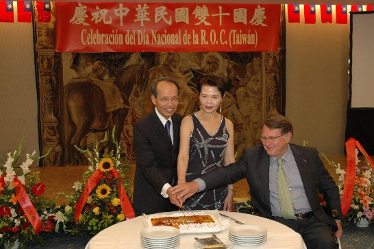 侯大使清山夫婦與西班牙國會友台小組主席眾議員巴紐合切中華民國102歲生日蛋糕
