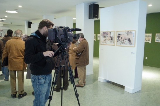 Ciudad Real當地電視台派員採訪展覽活動情形。
