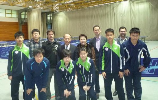 駐西班牙代表侯大使清山夫婦赴馬德里國手訓練中心探視來西進行移地訓練的中華民國青少年桌球代表隊