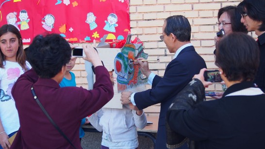 侯大使為學生們的龍頭畫龍點睛