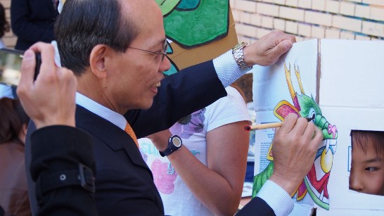 侯大使為學生們的龍頭畫龍點睛