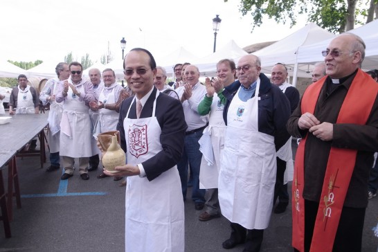 侯大使獲羅格紐市主保節慶活動主辦團體之一「魚兄弟會」(Cofradia del Pez)頒贈友誼陶瓷