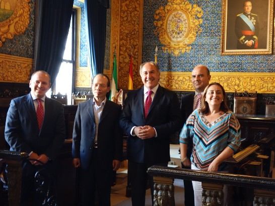 侯大使、阿赫西拉斯市市長、直布羅陀地區商業總會副會長、直布羅陀地區企業聯盟主席及亞隆索海運暨物流集團執行長等合影