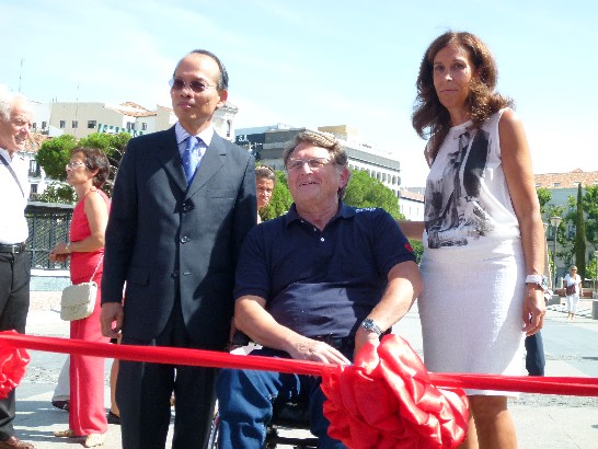 剪綵前侯大使與西國會議員友台協會主席巴紐、國會議員杜蘭合影