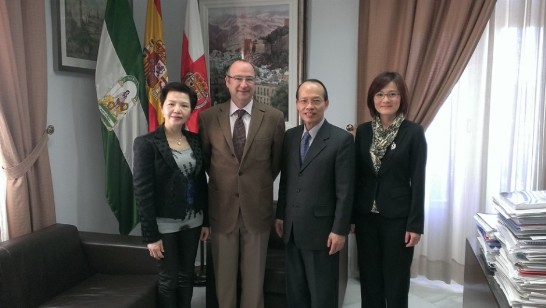 侯大使夫婦與Almeria市長兼參議員Luis R. RODRIGUEZ-COMENDADOR合影